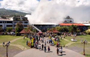 Un immeuble en feu à Papeete (illustration) © Cédric VALAX