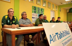 Laurent Heinis, responsable technique et entraîneur de l’équipe première de Tefana Football, un représentant de la commune de Faa’a, Torea Colas, responsable Marketing Air Tahiti Nui, Thomas Flohr, vice-président de l'association sportive Tefana Football et Françoise Aubry la présidente de l'association sportive Tefana Football. Et enfin le secrétaire de l’association © Stéphanie BRIAS