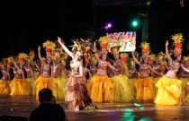 Sur le thème de la malédiction, la troupe de Tumata Robinson, Tahiti Ora a clôturé en beauté ce Heiva 2014 © RADIO1