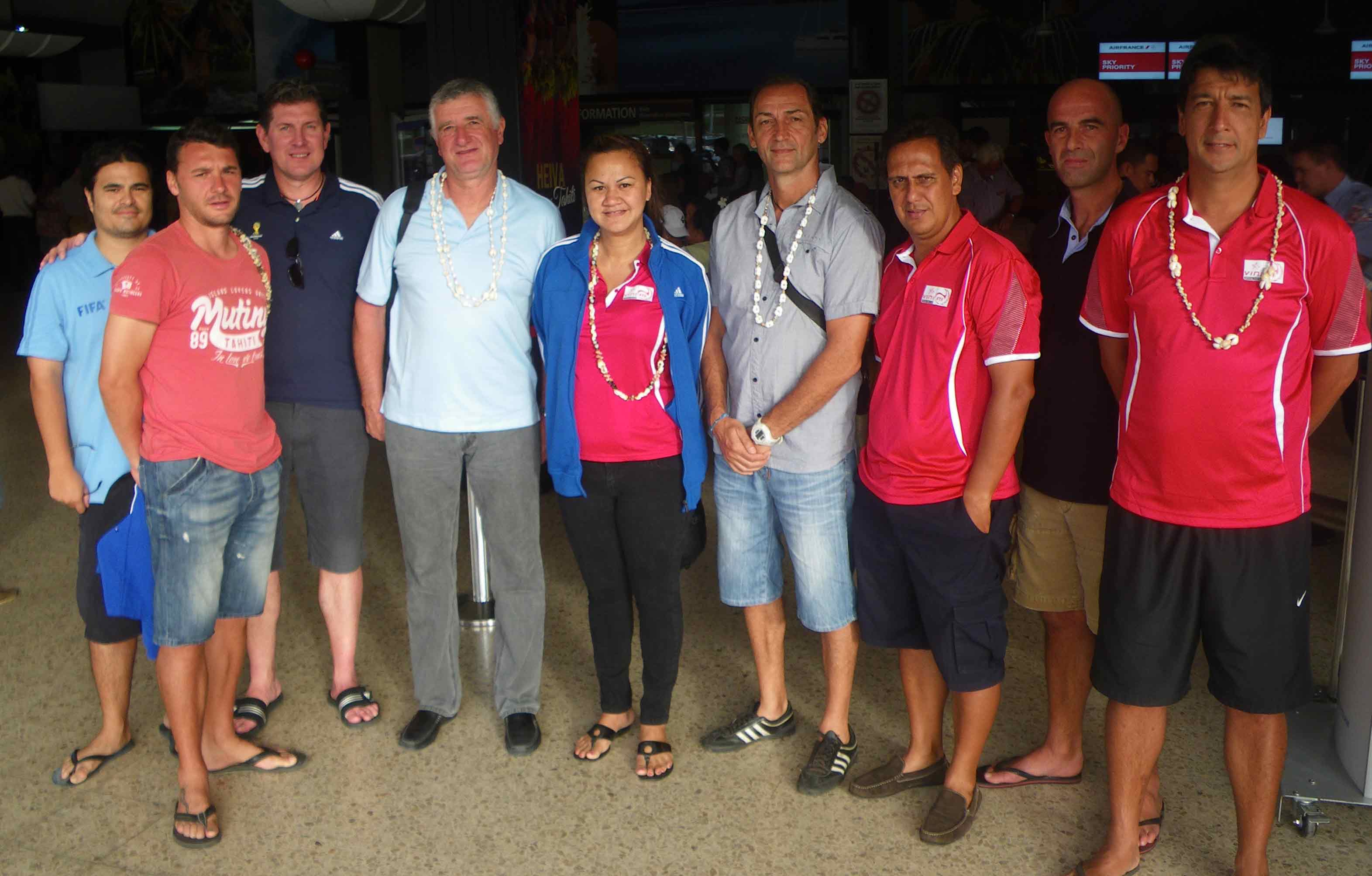 François Blaquart (en bleu ciel et gris) raccompagné à l'aéroport par les membres de la FTF © Radio1