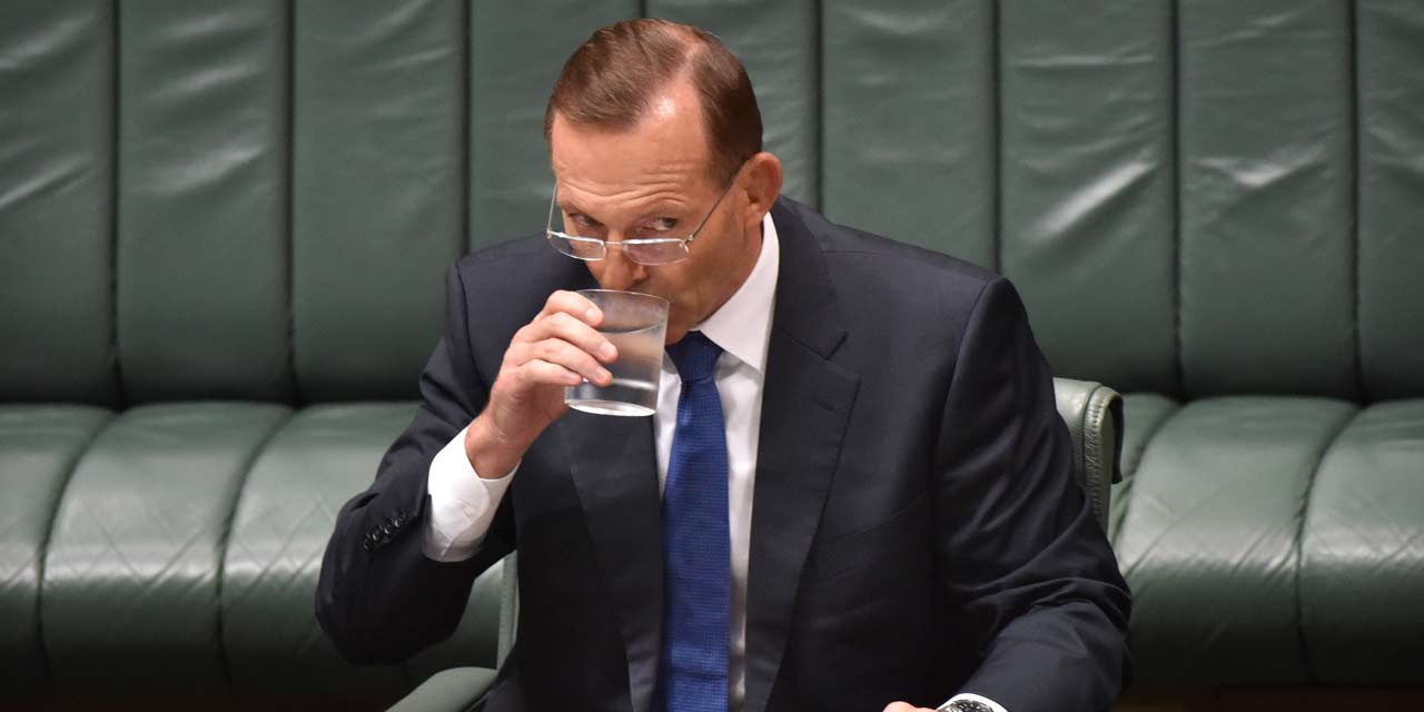 Australie : Tony Abbott choque en buvant une bière cul sec - Radio1 Tahiti