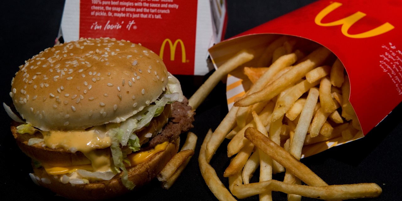 "McDonald's n'a pas vocation à nourrir tous les affamés du territoire !", a-t-on pu lire dans le restaurant de Hyères (83) © PAUL J. RICHARDS / AFP