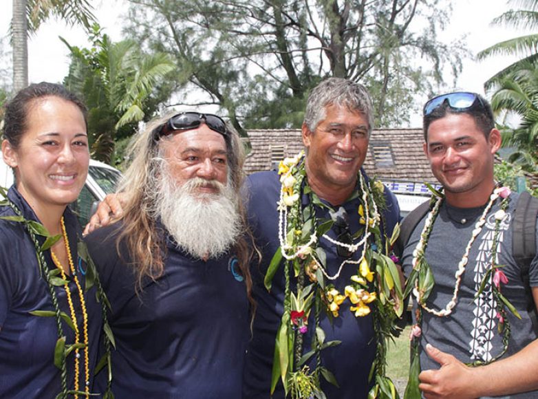 Punua de Rangiroa avec une partie de l’équipage de Hokule’a