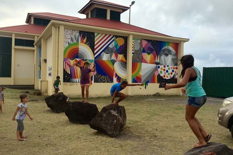 Les jeunes jouent devant le mur peint par le grand Urban artiste espagnol OKUDA~1