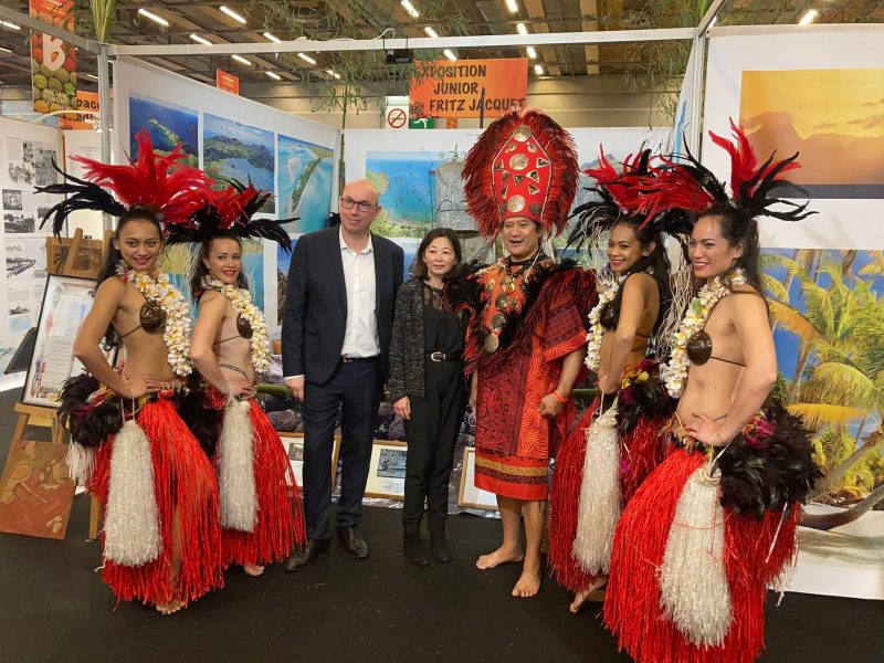 Frank Doucet commissaire de l'exposition "La belle histoire de Tahiti et ses îles", Caroline Tang déléguée de la Polynésie française à Paris et Teriitehau Taputu, chef de la troupe Aloha Tahiti show