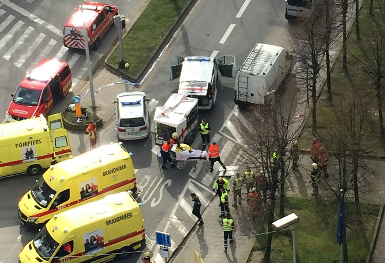 Des secouristes évacuent des blessés près de la station de métro Maelbeek à Bruxelles le 22 mars 2016. © AFP