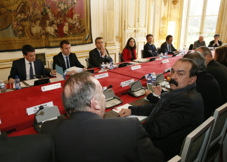 Le Premier ministre Manuel Valls reçoit le secrétaire général de la CGT Philippe Martinez (R) lundi à Matignon sur le projet contesté de réforme du Code du travail, le 14 mars 2016. © AFP