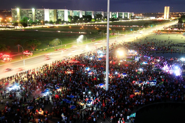 Manifestation de sympathisants de gauche en soutien de la présidente Dilma Rousseff, le 18 mars 2016 à Brasilia. © AFP