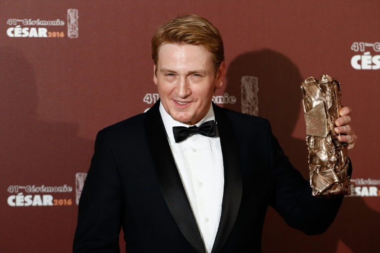 Benoît Magimel présente son  César du meilleur acteur dans un second rôle, le 26 février 2016 à Paris. © AFP