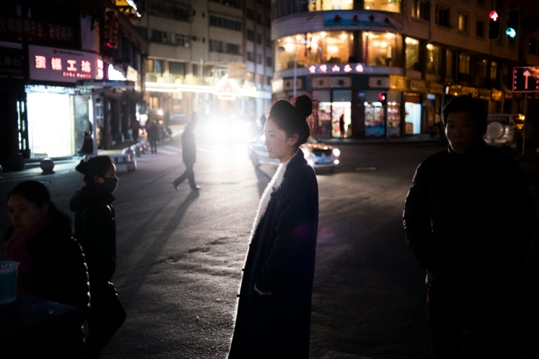 Une femme dans les rues de Kangding dans la préfecture autonome tibétaine de la province du Sichuan en Chine, le 6 décembre 2015. © AFP