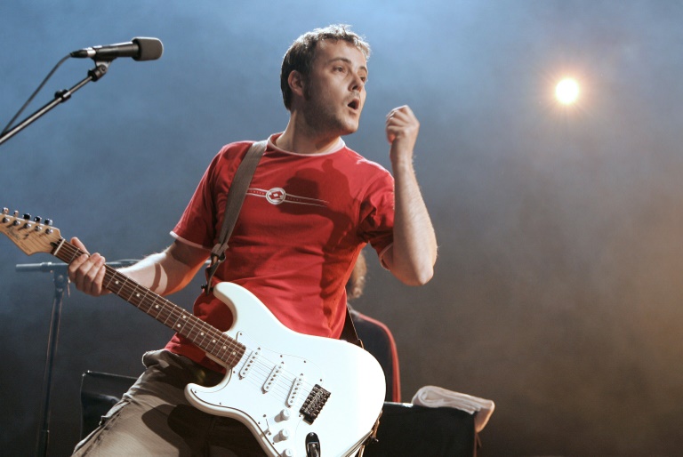 Mickaël Furnon, chanteur du groupe Mickey 3D en concert à Paris, le 8 juillet 2005. © AFP