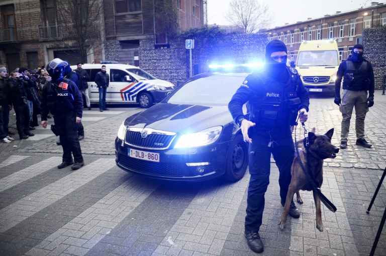 Un policier bloque une  rue à Bruxelles où le suspect-clé des attentats de Paris Salah Abdeslam a été arrêté le 18  mars 2016  dans la commune de Molenbeek Saint-Jean. © AFP