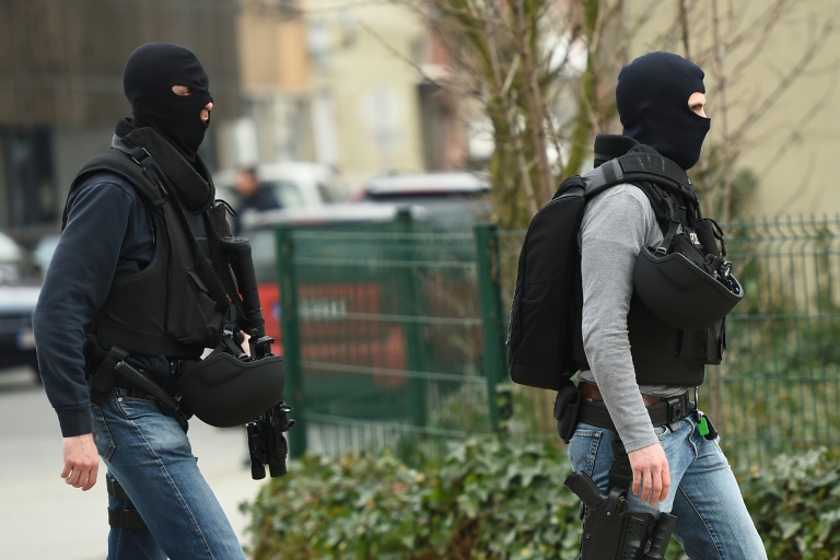 Des policiers des forces spéciales belges à proximité de la zone des fusillades à Bruxelles, le 15 mars 2016. © AFP