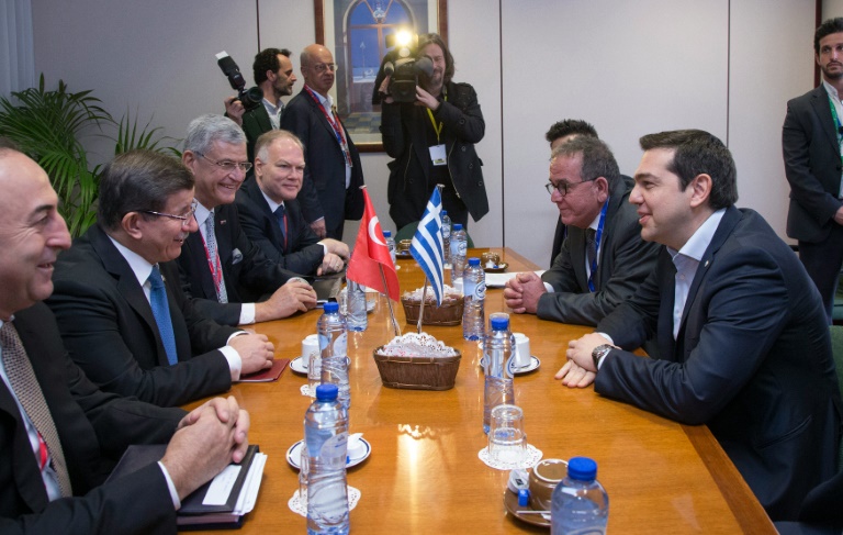 Le Premier ministre Alexis Tsipras (d) et son homologue turc Ahmet Davutoglu (2e g), le 7 mars 2016 au sommet à Bruxelles sur la crise des migrants. © AFP