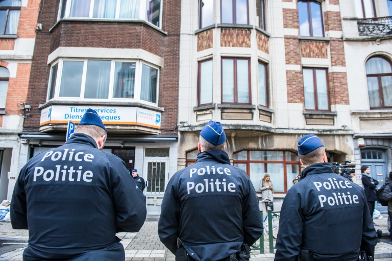 Trois officiers de police belges montent la garde dans la commune de Schaerbeek, dans la région de Bruxelles, le 25 mars 2016. © AFP