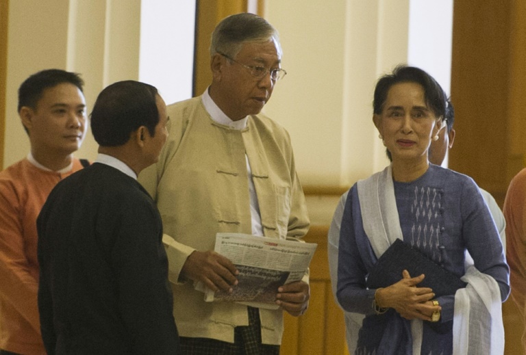 Htin Kyaw (en jaune) et la Prix Nobel de la Paix Aung San Suu Kyi (d) à Naypyidaw le 11 mars 2016. © AFP