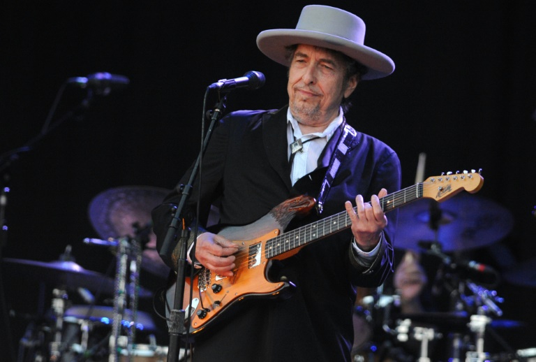 La légende de la musique folk américaine et du rock Bob Dylan joue au festival des Vieilles Charrues, le 22 juillet 2012 à Carhaix (ouest de la France). © AFP