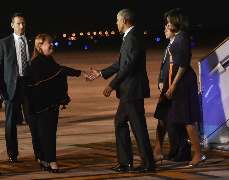 Barack Obama et sa femme Michelle accueillis par la ministre argentine des Affaires étrangères Susana Malcorra à leur arrivée le 22 mars 2016 à Buenos Aires  . © AFP