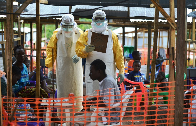 Des médecins de MSF dans une unité de soins pour les malades de Ebola à Kailahun, le 15 aout 2014 en Sierra Leone. © AFP