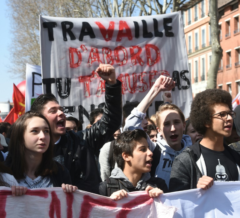 Des jeunes et des étudiants manifestent contre le projet de réforme du travail à Toulouse le 24 mars 2016. © AFP