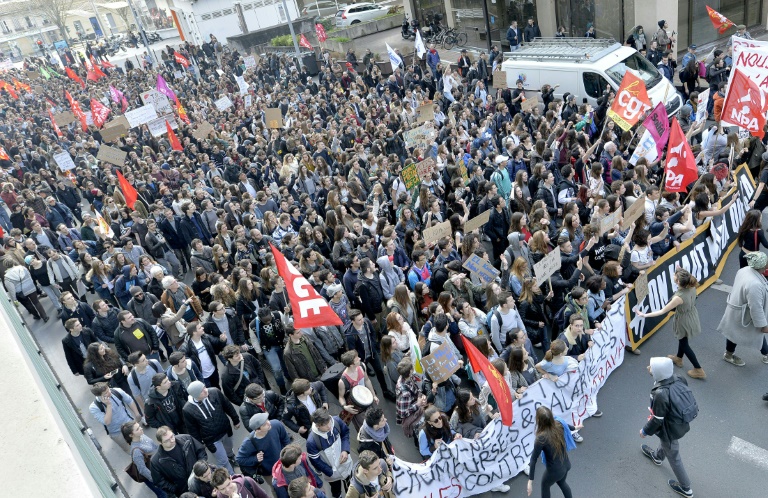 Manifestation de jeunes à Bordeaux contre la loi Travail, le 17 mars 2016. © AFP