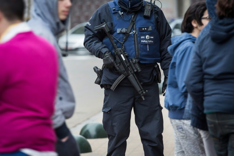 Un policier belge dans le quartier  bruxellois de Molenbeek, le 18 mars  2016. © AFP