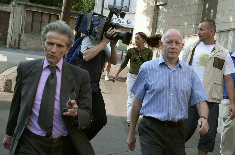 Patrick Henry et son avocat Me Thierry Levy à leur arrivée le 22 août 2002 au tribunal de Caen. © AFP