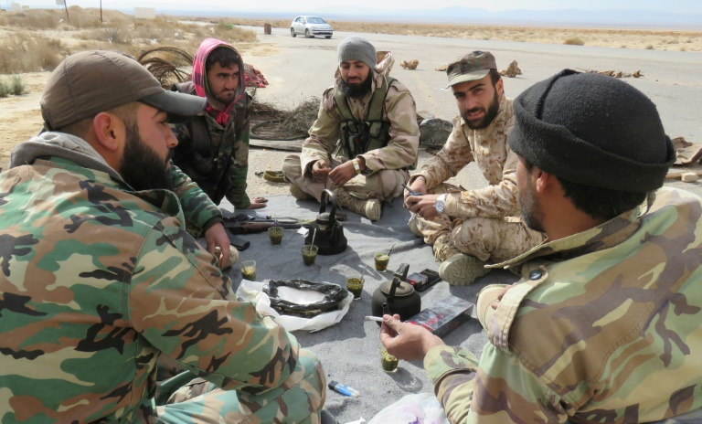 Soldats syriens le 29 mars 2016 près de Palmyre. © AFP