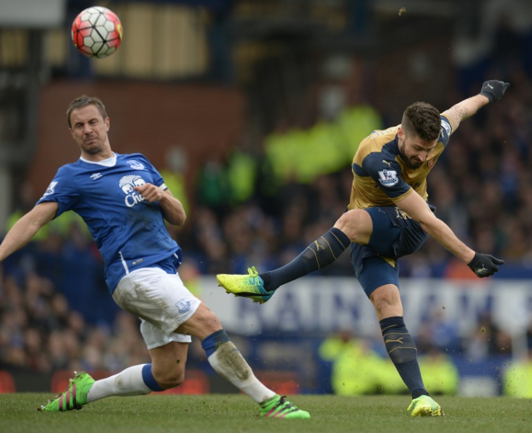 Olivier Giroud (à droite) lors du match Everton-Arsenal à Liverpool, le 19 mars 2016. © AFP