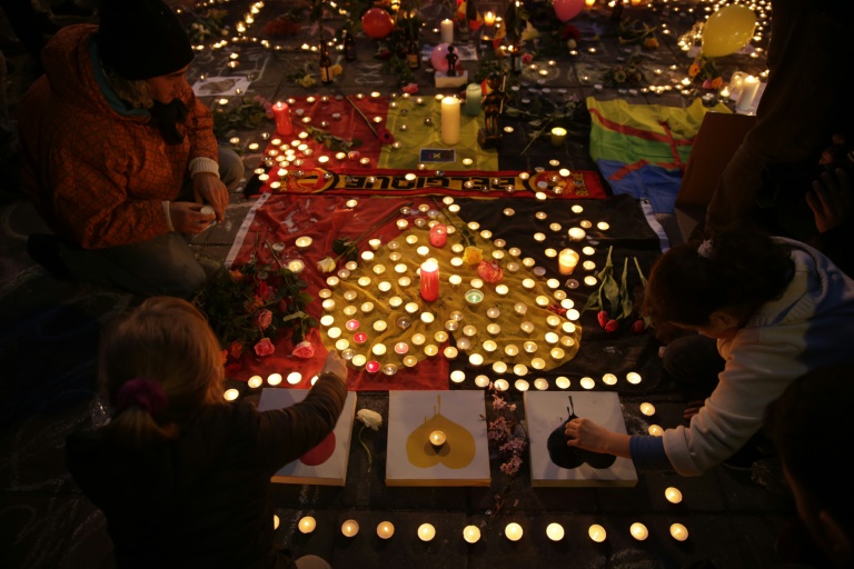 Bougies allumées en hommage aux victimes des attentats terroristes le 22 mars 2016 place de la Bourse à Bruxelles. © AFP