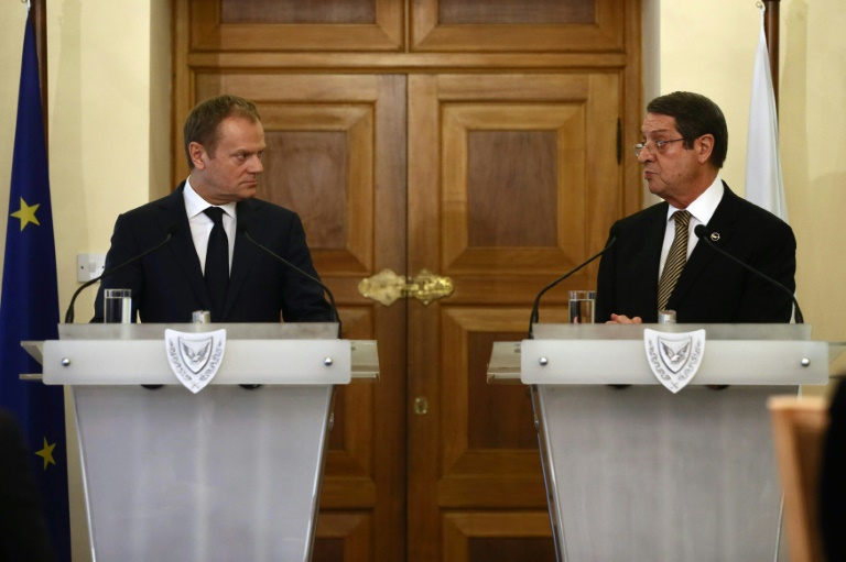 Une photo fournie par le gouvernement chypriote montre le président Anastasiades (à droite) en conférence de presse avec le président du Conseil européen Donald Tusk à Nicosie le 15 mars 2016. © AFP