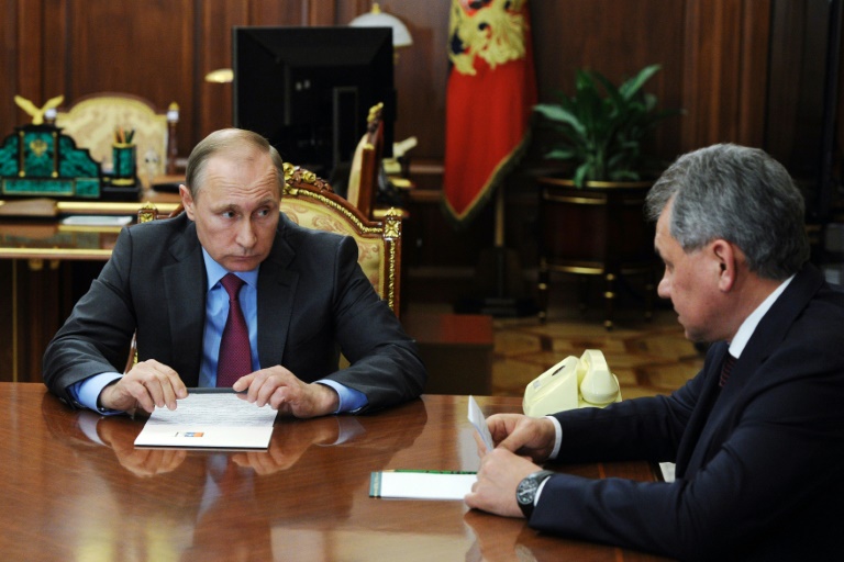 Le président russe Vladimir Poutine (G) au Kremlin à Moscou, le 14 mars 2016. © AFP