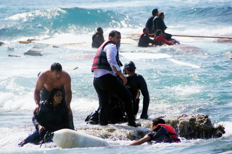 Des migrants secourus par des habitants après le naufrage de leur embarcation le 20 avril 2015 au large de Rhodes en Grèce. © AFP