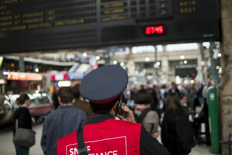 Les quatre syndicats représentatifs de la SNCF (CGT, Unsa, SUD, CFDT) appellent à une grève de 24 heures le 26 avril pour peser sur les négociations en cours sur les conditions de travail des cheminots. © AFP