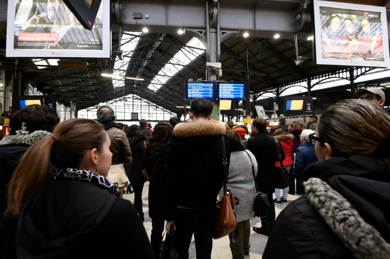 Des voyageurs gare Saint-Lazare à Paris, le 26 avril 2016 jour de grève dans les transports . © AFP