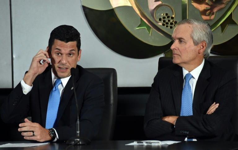 Le directeur de cabinet de la présidence, Alvaro Aleman et le vice-ministre panaméen des Affaires étrangères, Luis Miguel Hincapié le 5 avril 2016à Panama. © AFP