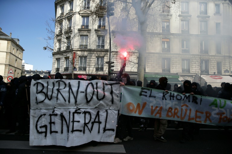 Des étudiants manifestent contre la loi travail le 5 avril 2016 à Paris. © AFP