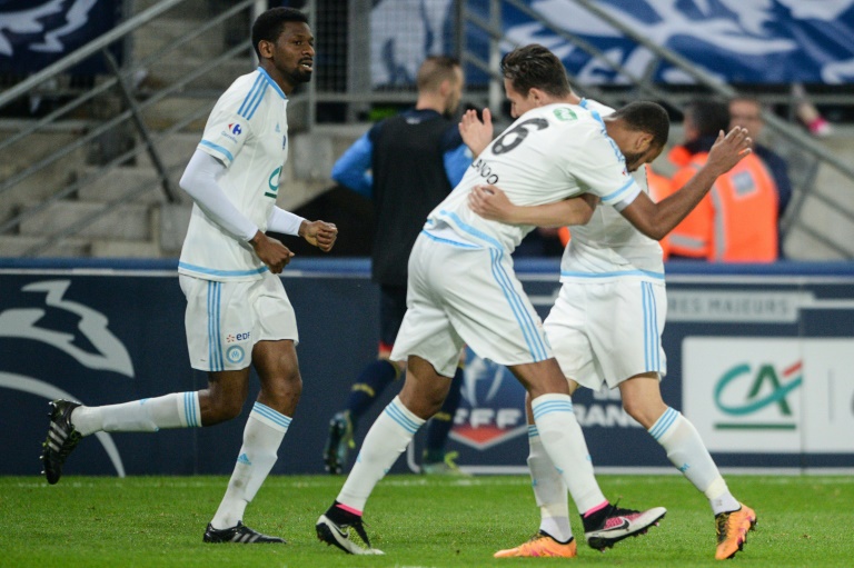 Le milieu de Marseille Florian Thauvin (à droite) se fait féliciter pour son but face à Sochaux en demi-finale de la Coupe de France, le 20 avril 2016 à Montbéliard. © AFP