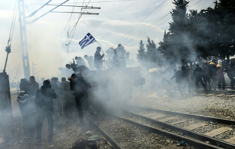 Tir de gaz lacrymogènes contre des migrants le 11 avril 2016 à Idomeni. © AFP