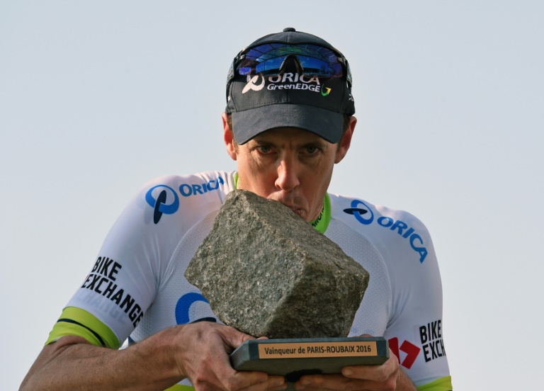 Mathew Hayman savoure sa victoire dans la 114e édition de Paris-Roubaix, le 10 avril 2016 sur le vélodrome de Roubaix. © AFP