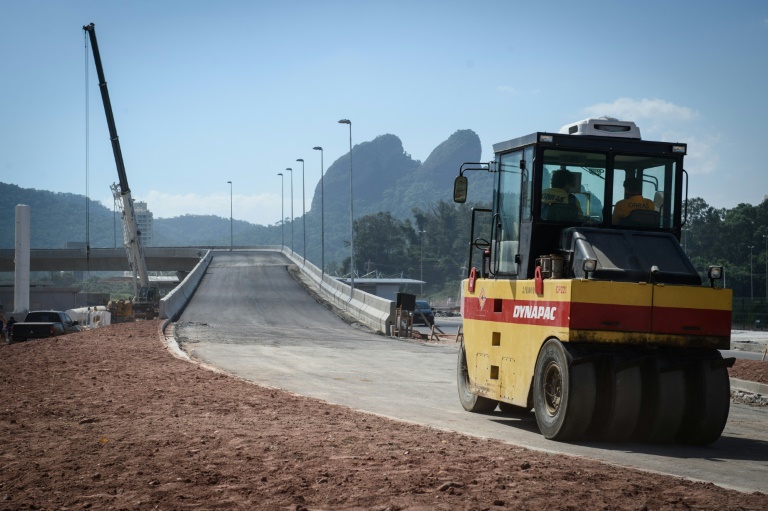 Des ouvriers travaillent sur la voie rapide transolympique, à Rio le 8 avril 2016. © AFP