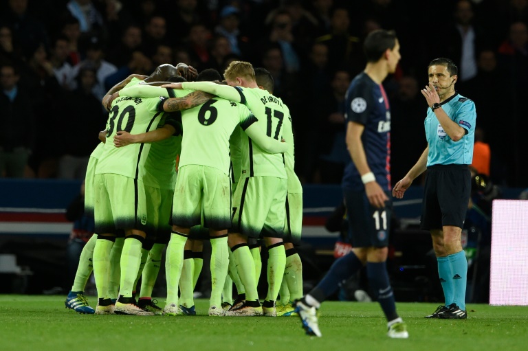 Les joueurs de Manchester City fêtent leur égalisation contre le PSG, en quart de finale aller de la Ligue des champions, le 6 avril 2016 au Parc des Princes. © AFP