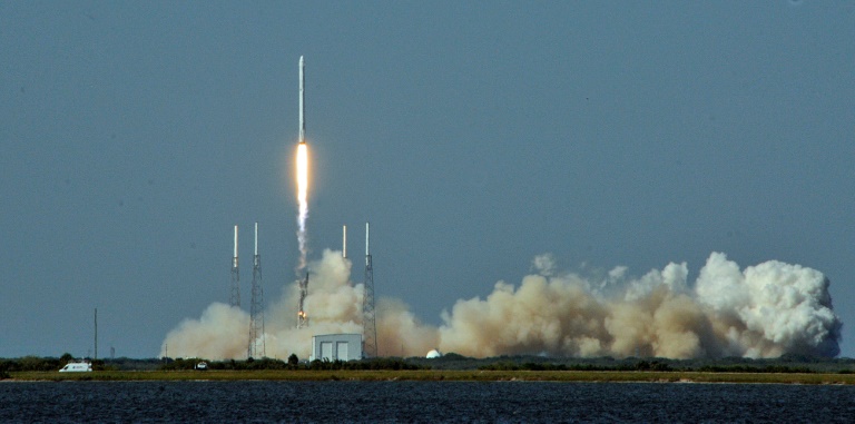 La fusée Falcon 9 de SpaceX au décollage le 8 avril 2016 à Cap Canaveral en Floride  . © AFP