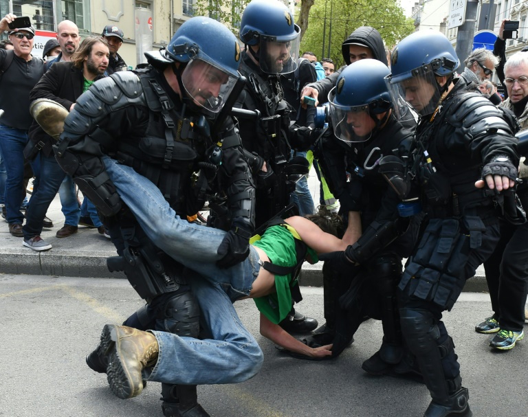 Des policiers interpellent un manifestant à Lyon en marge de la manifestation contre la loi travail, dans le sud-est de la France, le 28 avril 2016. © AFP