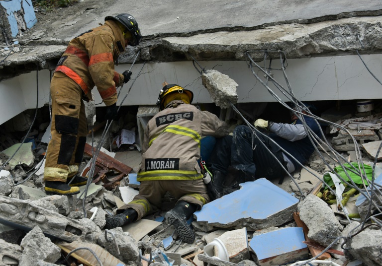 Les secours à la recherche de survivants au milieu des décombres le 17 avril 2016 à Gauyaquil . © AFP