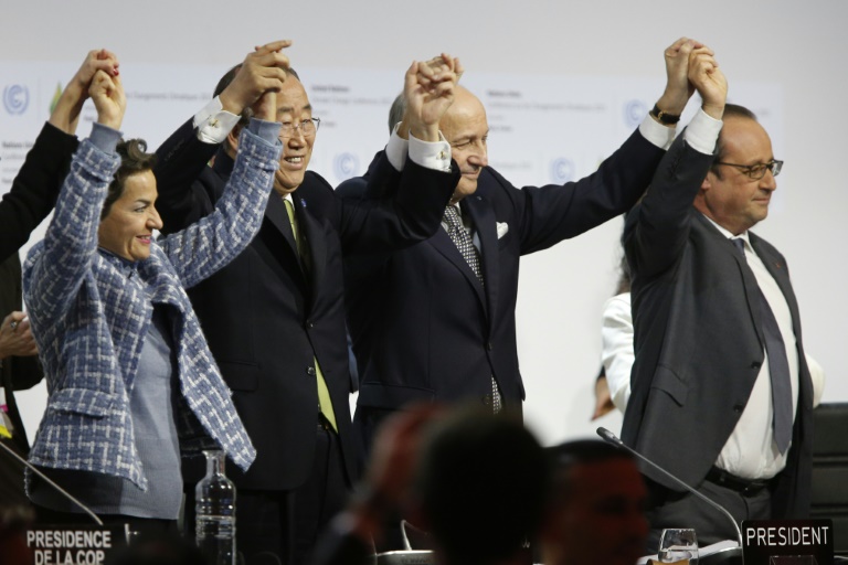 Christiana Figueres, Ban Ki Moon, Laurent Fabius et François Hollande lors de la COP21 le 12 décembre 2015 au Bourget . © AFP