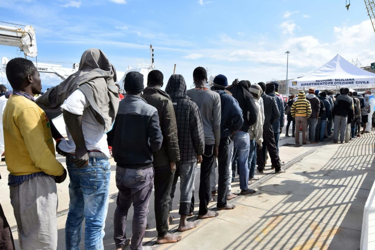 Des migrants arrivent au port de Messina, après une opération de sauvetage par les gardes-côtes italiens, le 17 mars 2016 en Sicile. © AFP