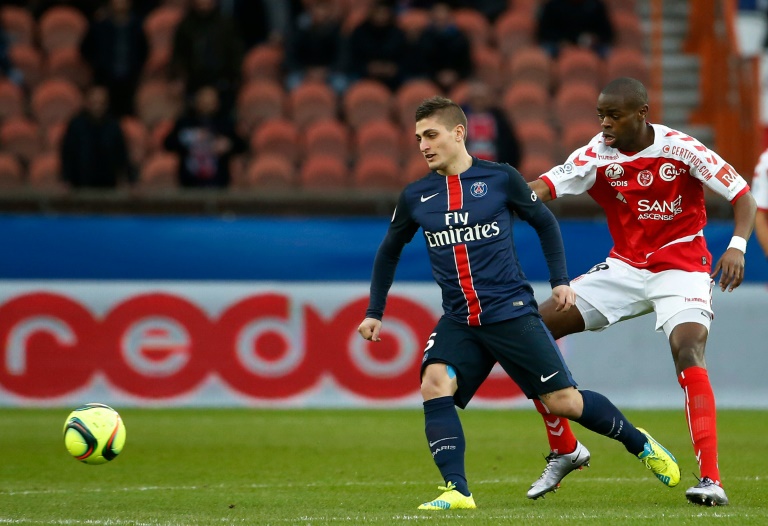 Le milieu du PSG Marco Verratti (g) à la lutte avec celui de Reims Prince Oniangué au Parc des Princes, le 20 février 2016 . © AFP