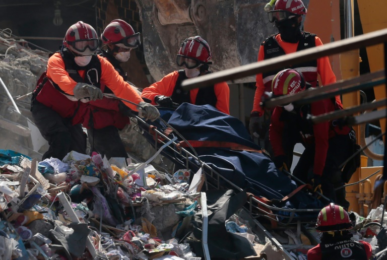 Un corps extrait des décombres le 20 avril 2016 à Manta. © AFP