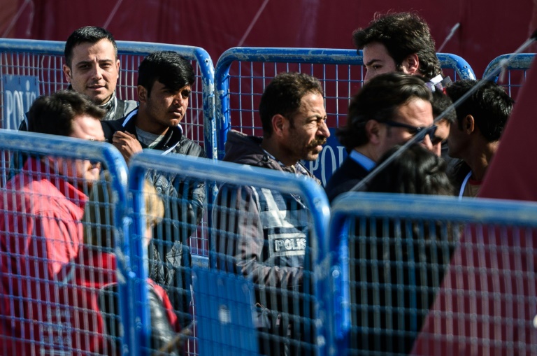 Des migrants à leur arrivée le 4 avril 2016 à Dikili en Turquie en provenance de Grèce. © AFP